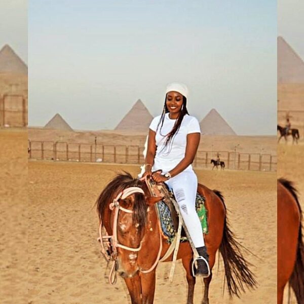 Kito Afrika traveller on horseback beside the pyramids in Egypt